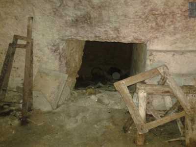 Da una stretta apertura nel muro parte la piccola discesa che immette nel secondo livello